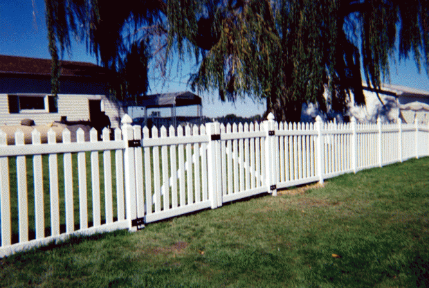 Vinyl Cape Cod-style fence