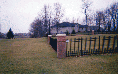 Aluminum 4-rail fence with spears and puppy pickets