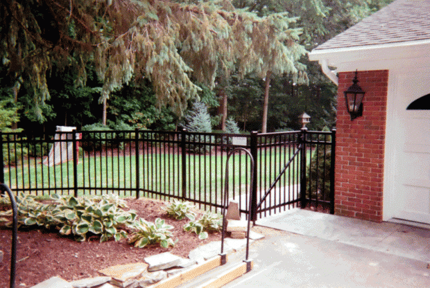 Aluminum 3-rail flat top fence