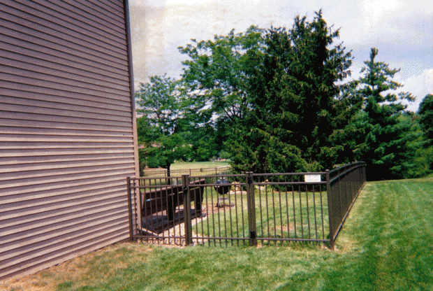 Aluminum 3-rail flat top fence