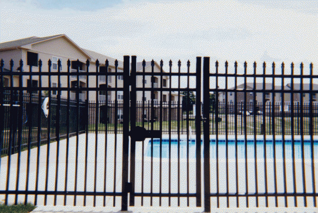 Aluminum 3-rail fence with spears